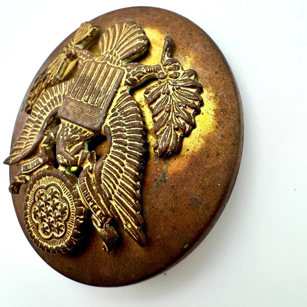 WWII Era Vtg US Army Brass Eagle Button Hat Cap Badge Antique Military Insignia - Picture 7 of 7